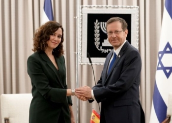 Ayuso asegura a Herzog que la decisión de Colau “no representa ni a Cataluña ni a España”