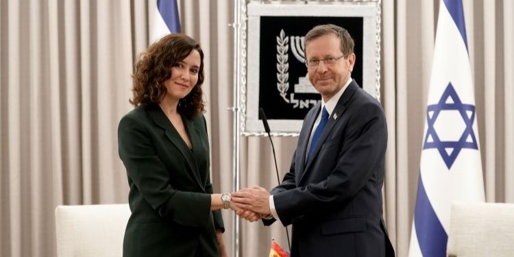 Ayuso asegura a Herzog que la decisión de Colau “no representa ni a Cataluña ni a España”