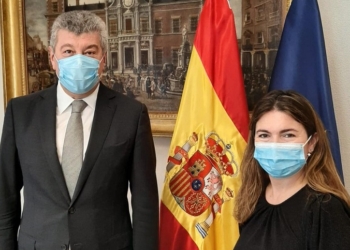 El nuevo embajador de Azerbaiyán, Ramiz Hasanov, entrega las Copias de Estilo