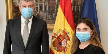 El nuevo embajador de Azerbaiyán, Ramiz Hasanov, entrega las Copias de Estilo