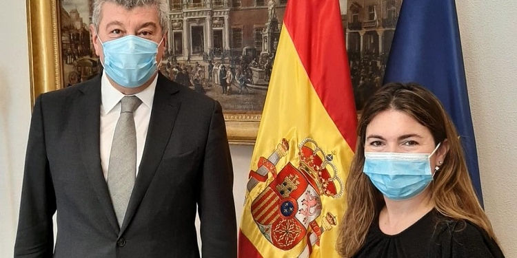 El nuevo embajador de Azerbaiyán, Ramiz Hasanov, entrega las Copias de Estilo