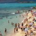 Turistas en una playa de Baleares.