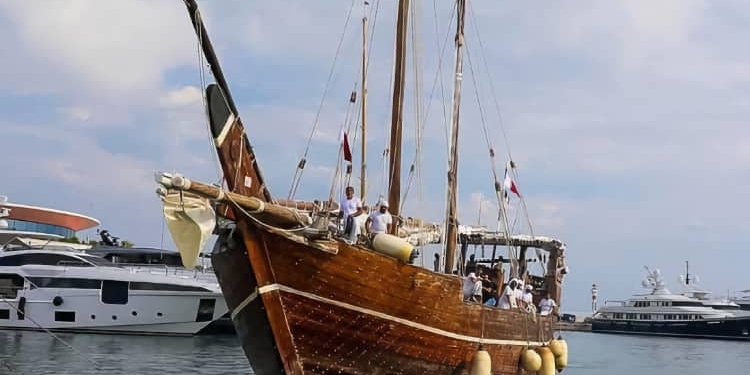 Un barco tradicional qatarí llega a Barcelona para promocionar el Mundial 2022