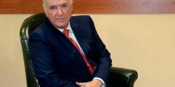 El exembajador peruano García Belaunde recibe la Gran Cruz de la Orden del Mérito Civil