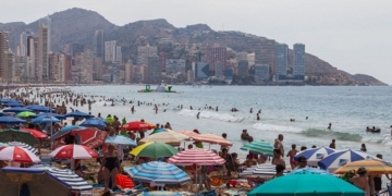 Los españoles gastan en vacaciones mucho menos que la media europea