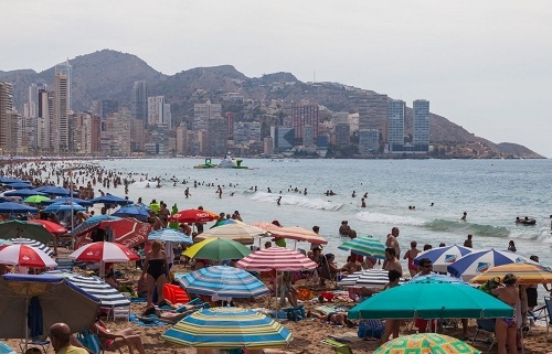 Los españoles gastan en vacaciones mucho menos que la media europea