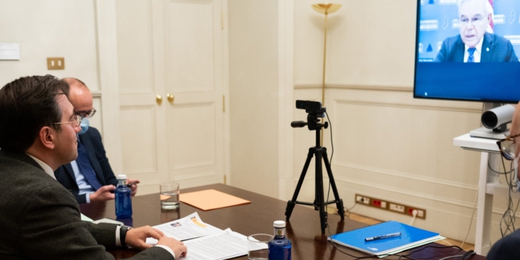 El senador de EE UU Bob Menéndez reclama a Albares más contundencia con Cuba y Venezuela