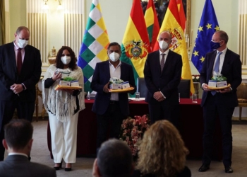 España dona equipos de bioseguridad a Bolivia para ayudar a frenar el COVID-19