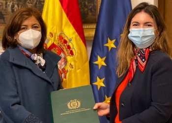 La nueva embajadora de Bolivia, Nardy Suxo, presenta sus Copias de Estilo