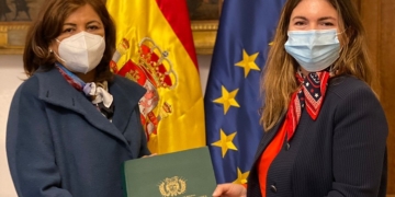 La nueva embajadora de Bolivia, Nardy Suxo, presenta sus Copias de Estilo