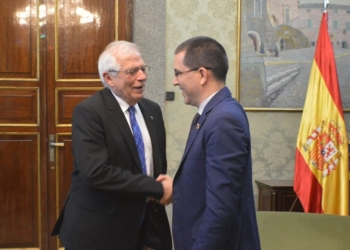 Borrell contacta con Arreaza y Guaidó para buscar «una solución pacífica en Venezuela»