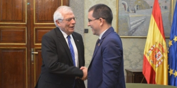Borrell contacta con Arreaza y Guaidó para buscar «una solución pacífica en Venezuela»