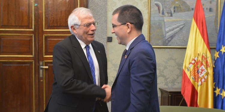 Borrell contacta con Arreaza y Guaidó para buscar «una solución pacífica en Venezuela»
