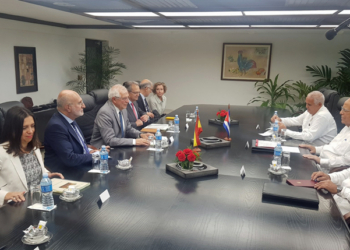 Un momento de la reunión de ambas delegaciones.