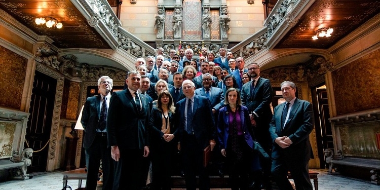 Borrell elude hablar del independentismo en su encuentro con los cónsules en Barcelona