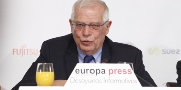 Borrell juega a la ambigüedad con su candidatura mientras hace alarde de europeísmo