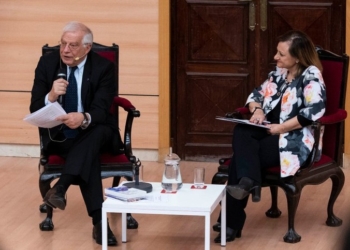 Borrell se transforma de ministro a candidato en un acto con jóvenes sobre Europa