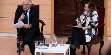 Borrell se transforma de ministro a candidato en un acto con jóvenes sobre Europa