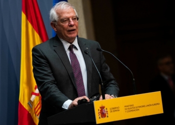 Borrell no ve conflicto de intereses en tener acciones y ser Alto Representante