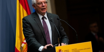 Borrell no ve conflicto de intereses en tener acciones y ser Alto Representante