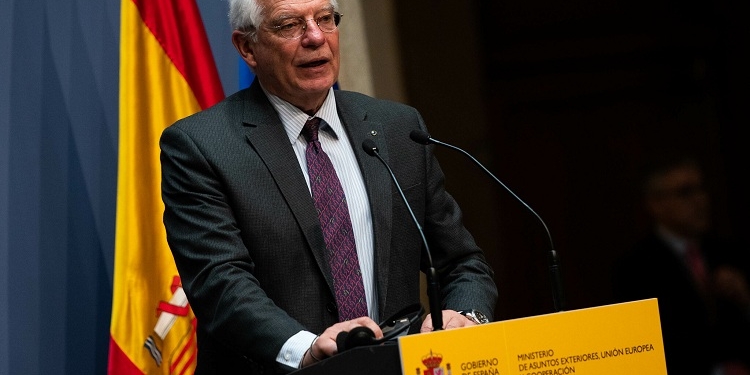Borrell no ve conflicto de intereses en tener acciones y ser Alto Representante