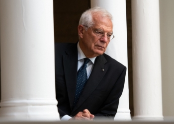 Borrell renuncia al Parlamento Europeo y seguirá como ministro en funciones