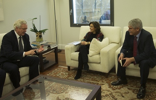 El ministro del ‘Brexit’ informa a Sáenz de Santamaría y Dastis sobre las negociaciones