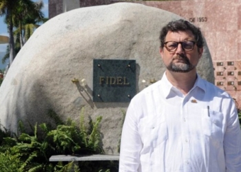 Críticas al embajador español por visitar la tumba de Fidel Castro