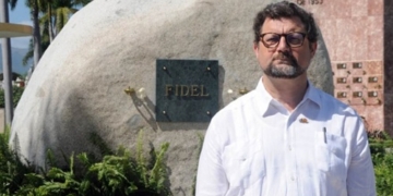 Críticas al embajador español por visitar la tumba de Fidel Castro
