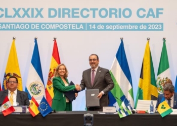 Calviño formaliza una contribución española de 269 millones de euros en la ampliación de capital de CAF