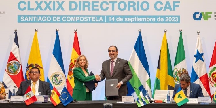 Calviño formaliza una contribución española de 269 millones de euros en la ampliación de capital de CAF