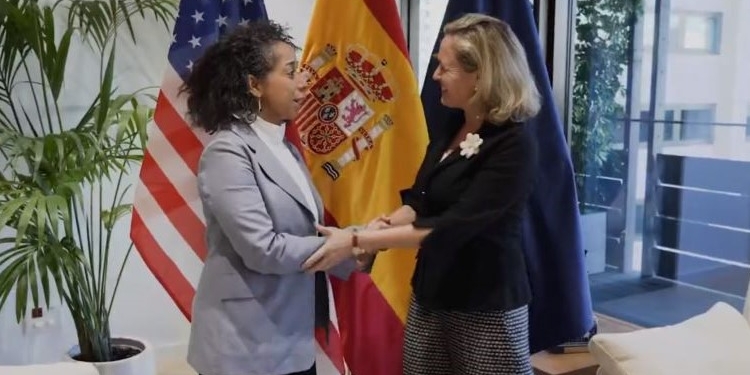 Nadia Calviño y la embajadora de EEUU abordan la regulación de la Inteligencia Artificial