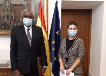 El primer embajador residente de Camerún en diez años presenta sus Copias de Estilo