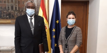 El primer embajador residente de Camerún en diez años presenta sus Copias de Estilo