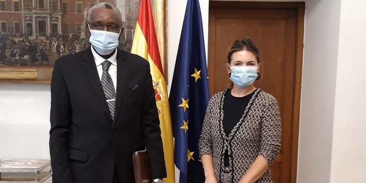 El primer embajador residente de Camerún en diez años presenta sus Copias de Estilo