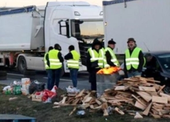 Viticultores franceses bloquean camiones españoles y derraman su carga de vino
