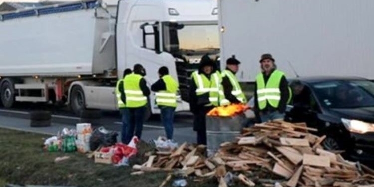 Viticultores franceses bloquean camiones españoles y derraman su carga de vino