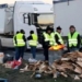 Viticultores franceses bloquean camiones españoles y derraman su carga de vino