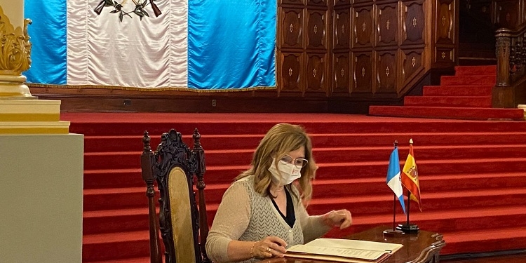 España firma con Guatemala un acuerdo de cooperación por 80 millones de euros
