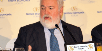 Arias Cañete aboga por una cumbre europea para relanzar las interconexiones