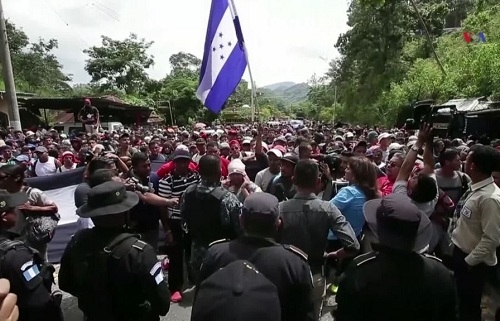 Ciudadanos insta al Gobierno a ayudar a la caravana de migrantes hondureños