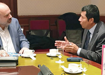 Carlos Midence y Pau Marí-Klose, durante su encuentro.