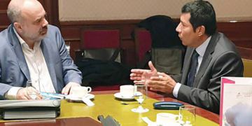 Carlos Midence y Pau Marí-Klose, durante su encuentro.