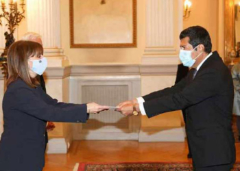 El embajador de Nicaragua en España, Carlos Midence, lo será también en Grecia