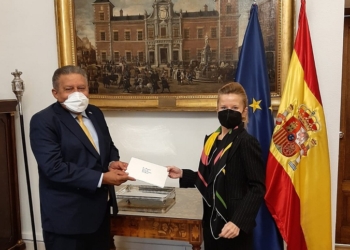 El nuevo embajador de la República Dominicana entrega sus Copias de Estilo
