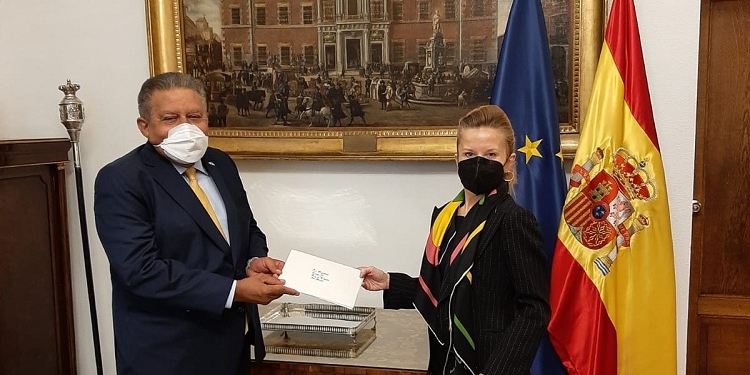 El nuevo embajador de la República Dominicana entrega sus Copias de Estilo