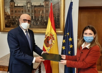 El nuevo embajador saudí, Azzam bin Abdulkarim Al-Qain, presenta Copias de Estilo