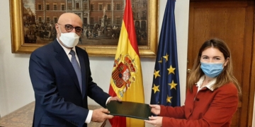 El nuevo embajador saudí, Azzam bin Abdulkarim Al-Qain, presenta Copias de Estilo