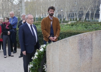 El embajador de Francia en España rinde homenaje a las víctimas del terrorismo