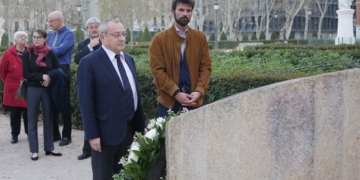 El embajador de Francia en España rinde homenaje a las víctimas del terrorismo